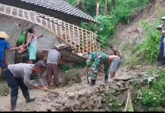 Tebing di Desa Kalijaya Longsor Sebabkan Rumah Warga Tertimbun