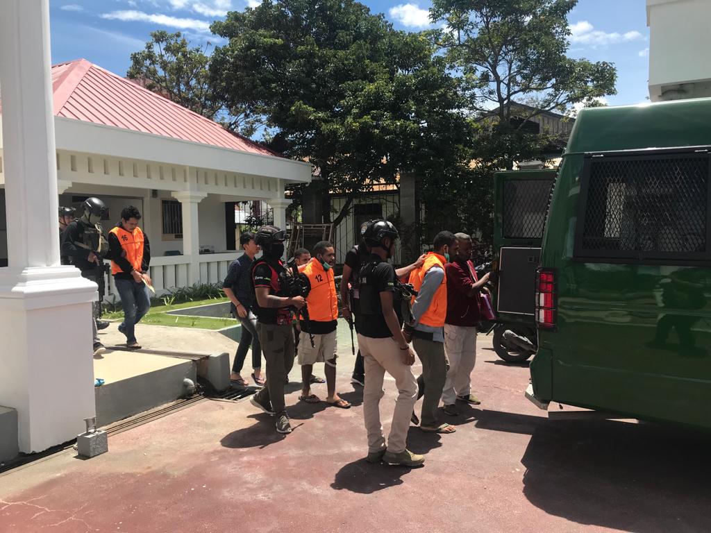Penyerahan Anggota KKB Wilayah Yahukimo dan Barang Bukti Kepada Kejaksaan Negeri Jayawijaya (Wamena) Dilakukan oleh Pihak Kepolisian