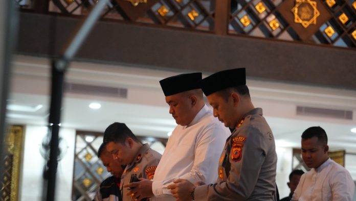 Bupati Bogor Rudy Susmanto bersama Kapolres Bogor melakukan monitoring langsung keberangkatan 115 bus yang mengangkut ribuan pekerja menuju Monumen Nasional (Monas)