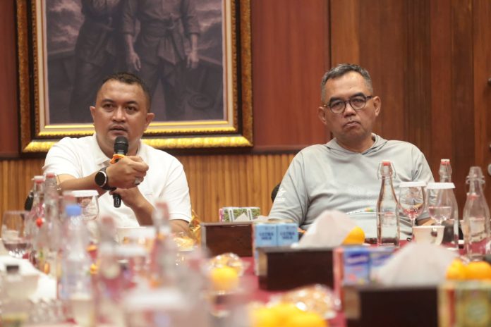 Bupati Bogor, Rudy Susmanto, memimpin rapat percepatan penataan wilayah yang digelar di Ruang Soekarno Hatta, Pendopo Bupati, Minggu (3/5/2026).