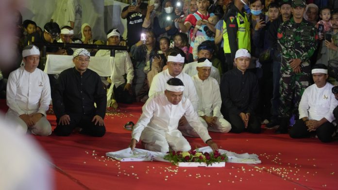 Mahkota Binokasih, simbol kejayaan Kerajaan Pajajaran, kembali hadir di Bogor dalam kirab budaya Tatar Sunda yang berlangsung meriah.