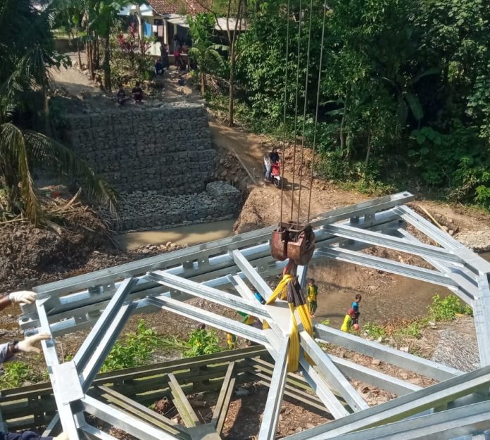 Pemerintah Kabupaten Bogor melalui Dinas Pekerjaan Umum (DPU) mulai melakukan pemasangan Jembatan Bailey di lokasi ambruknya Jembatan Cigoha, Desa Antajaya, Kecamatan Tanjungsari, Kamis (14/5/2026).