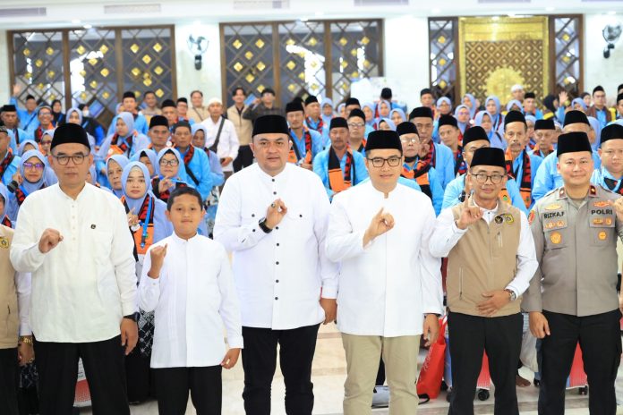 Ratusan jamaah haji Kloter 21 diberangkatkan langsung dari Masjid Raya Nurul Wathon, Cibinong, oleh Bupati Bogor Rudy Susmanto bersama jajaran Forkopimda dan Sekretaris Daerah Kabupaten Bogor, Jumat (15/5/2026).