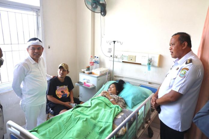 Wali Kota Bekasi Tri Adhianto bersama Gubernur Jawa Barat Dedi Mulyadi turun langsung menjenguk korban kecelakaan kereta api yang dirawat di RSUD dr. Chasbullah Abdulmadjid, Rabu (29/4).