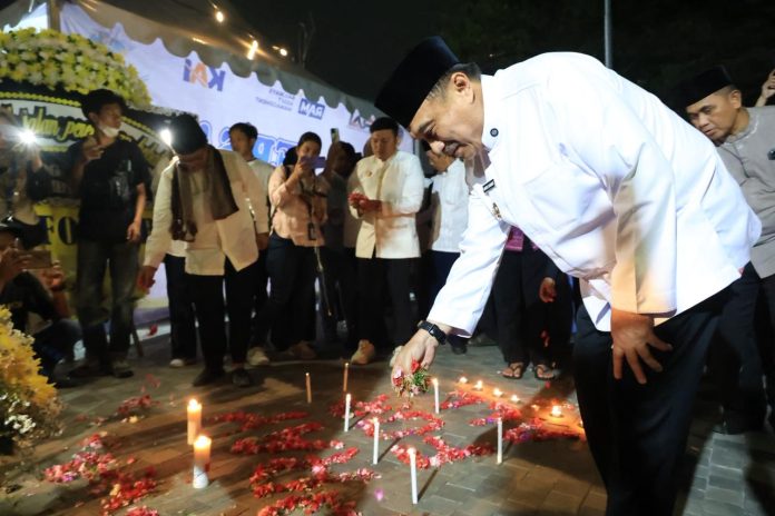 Wakil Wali Kota Bekasi, Abdul Harris Bobihoe, menghadiri doa bersama dan tabur bunga untuk mengenang korban kecelakaan KA Argo Bromo dan KRL Commuter Line di Stasiun Bekasi Timur, Kamis (30/4/2026).